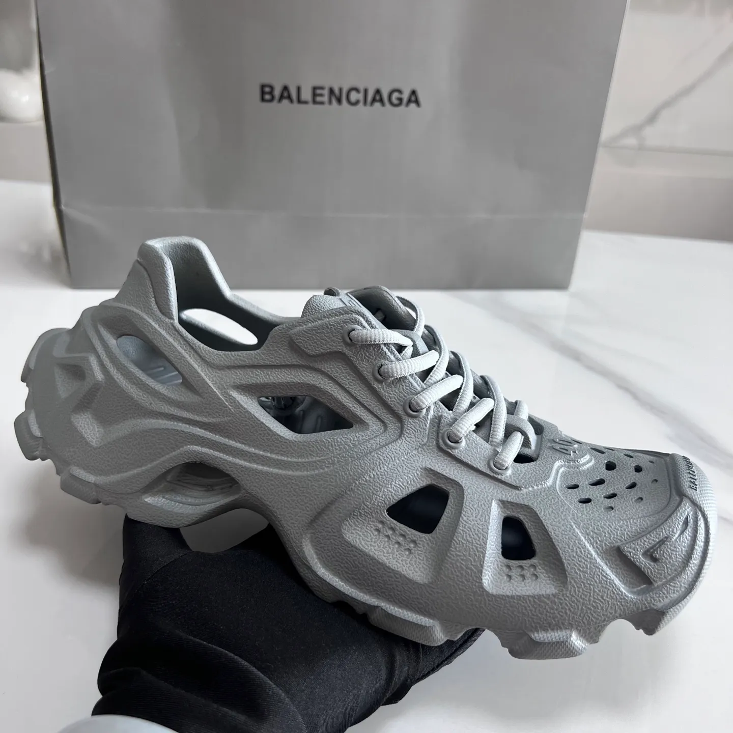 👟👟Ex-factory price 380👟👟 Balenciaga must-have beach shoes for summer: Men's and women's shoes are made of ultra-light 95% (injection molding) EVA plastic, 5% foam plastic foam cushioning material #Ultra-lightweight one-piece foam shoe mold ❗ New summer product, French high-end luxury brand - Balenciaga BALENCIAGA 3XL Rubber Low Top Sneakers 3XL version series summer beach wading versatile trendy lace-up casual sports hole sandals. Size: 35-46